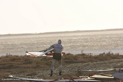 13 11 2004 - Les Saintes Maries de la mer (France) - Irish sailboarder Finian Maynard beat the overall sailing speed record with a run at 46,82 knts.
