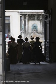 04 03 2007 - Arles - Queen of Arles and her assistants at cour de l'Archevêché