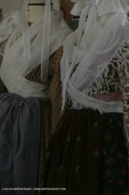 Mai 2004 - La Tour d'Aigues (FRA, 84) Costumes anciens pour l'exposition Femmes du Midi