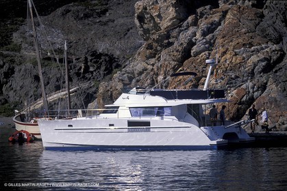 Bateau à Moteur au mouillage