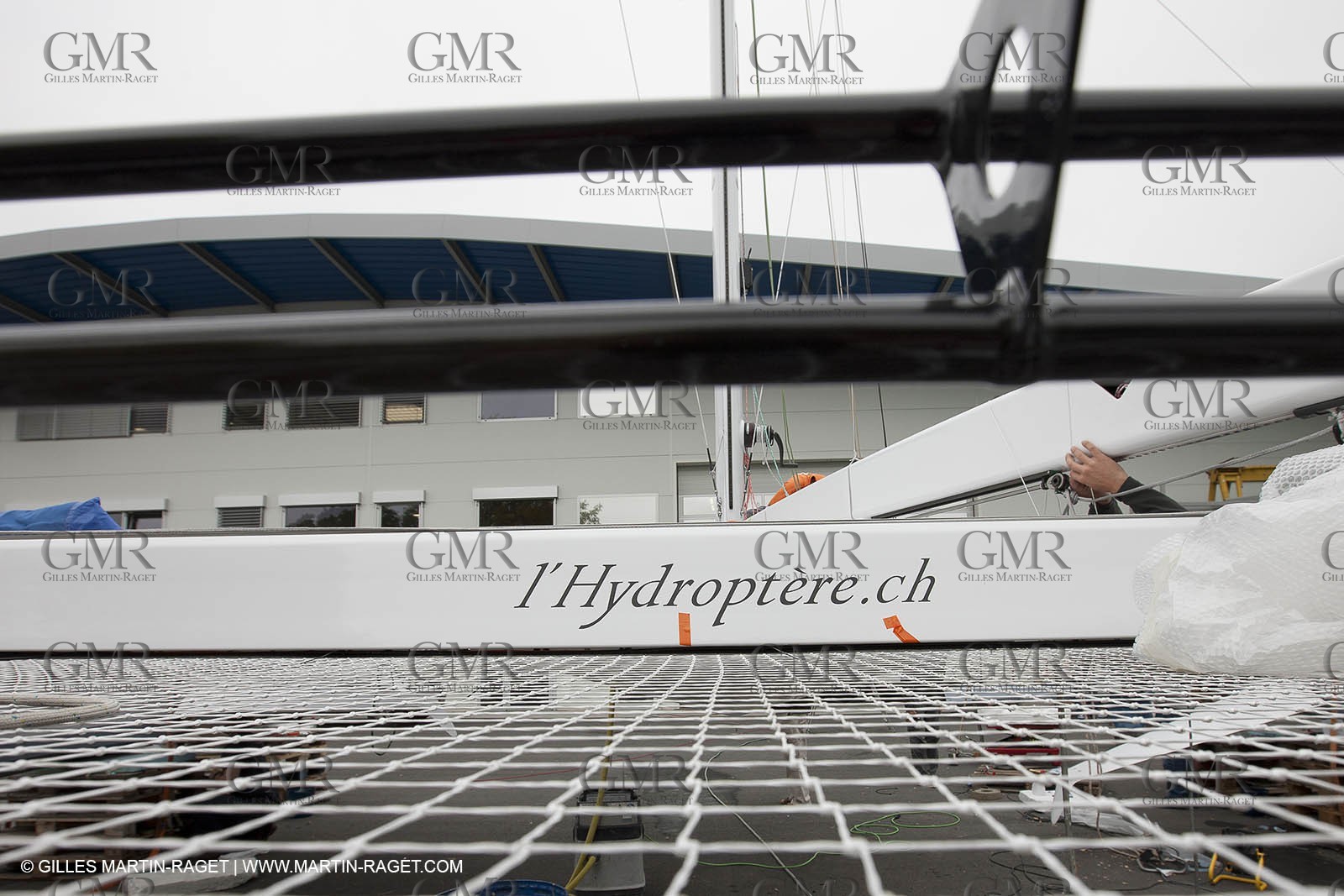 08 10 10 - St Sulpice (SUI) - Hydroptere.ch touches water