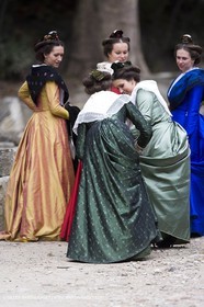 04 03 2007 - Arles - Queen of Arles and her assistants at Les Alyscamps monument