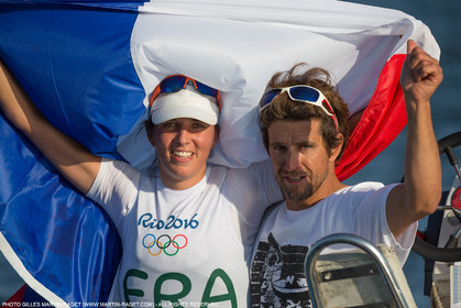 14 08 2016, Rio de Janeiro (BRA), 2016 Olympic Games, Sailing, RSX Women medal race, Charline Picon, gold medalist and her coach Cédric Leroy