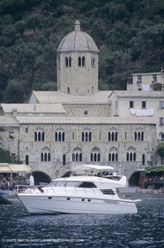 Powerboating, cruising