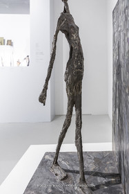30 10 2023, Montpellier (FRA), oeuvre de Germaine Richier, Exposition Centre Pompidou - Musée Fabre 2023, La Ville, oeuvre en collaboration avec Maria Helena Viera da Silva 1952, Pièce unique, Plomb et huile sur plomb, 135,5 x 62,5 x 62,7 cm, Collectionb particulière