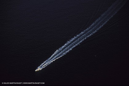 Bateau à Moteur en Route