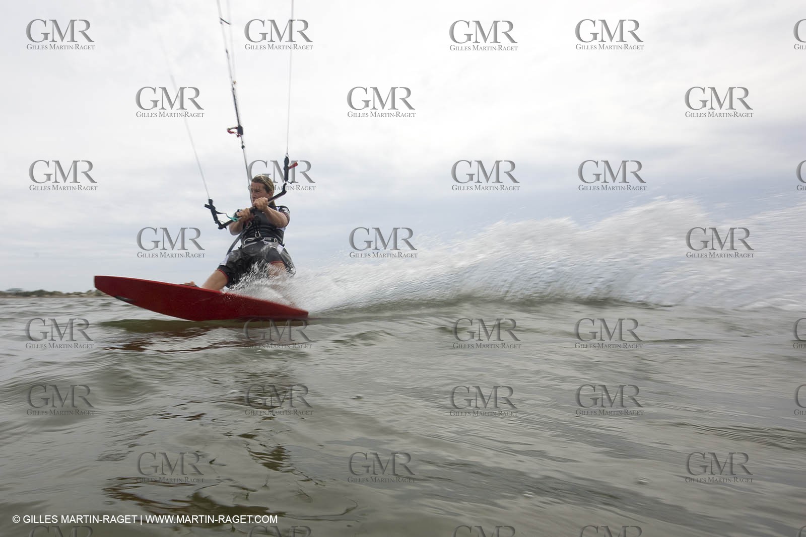 08 05 2008 - Port Saint Louis du Rhône (FRA, 13) - kite surfer Alexandre Caizergues training