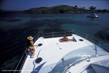 Bateau à Moteur au mouillage