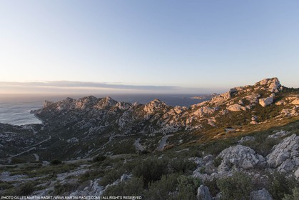 05 03 2015, Marseille (FRA,13), Col de Sormiou, Marseilles as seen from Sormiou pass