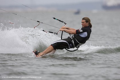 08 05 2008 - Port Saint Louis du Rhône (FRA, 13) - kite surfer Alexandre Caizergues à l'entraînement