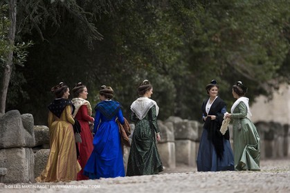 04 03 2007 - Arles - Queen of Arles and her assistants at Les Alyscamps monument