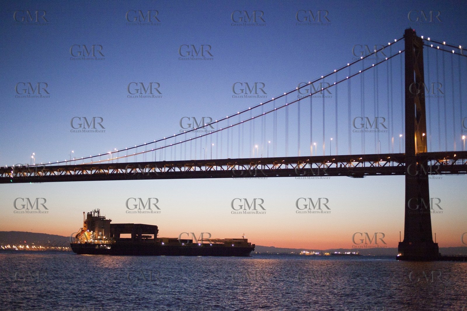 28 02 2011 - San Francisco (USA, CA) - USA 17 arrival in San Francisco - Star ISfjord passin under Oakland Bay Bridge