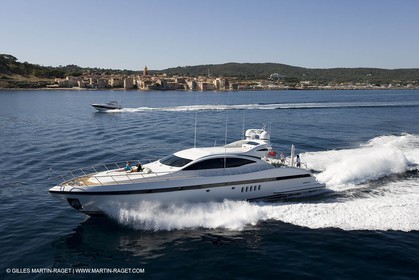 06 09 2007 - Saint Tropez (FRA, 83) - Superyachts - Motoryachts - Mangusta 92 Triple Fun à Saint Tropez - Au mouillage devant le Club 55 à la plage de Pampelonne