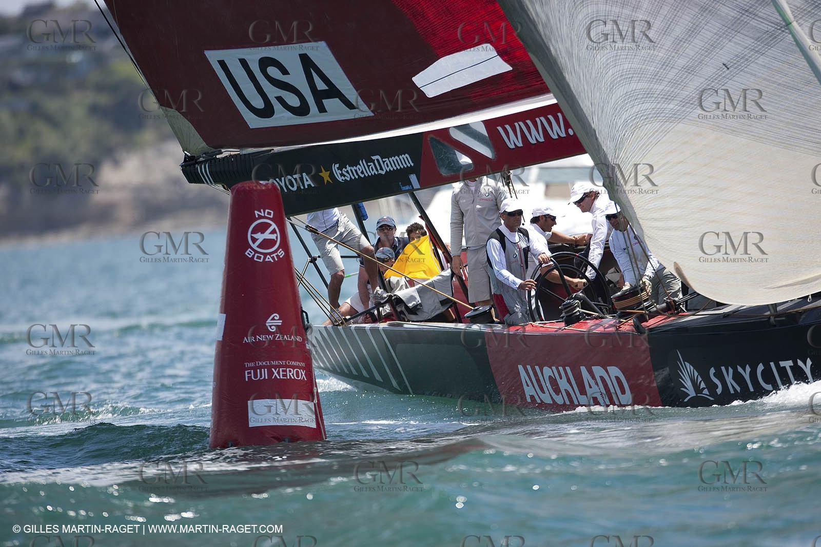 23 01 2009 - Auckland (NZL) -  Louis Vuitton Pacific Series - BMW ORACLE Racing-Tuning up onboard Emirates Team New Zealand yacht