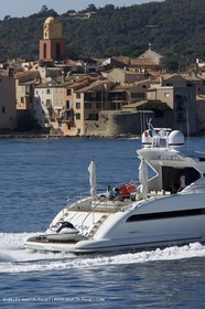 06 09 2007 - Saint Tropez (FRA, 83) - Superyachts - Motoryachts - Mangusta 92 Triple Fun à Saint Tropez - Au mouillage devant le Club 55 à la plage de Pampelonne