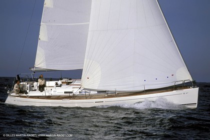 Crusing monohull sailing