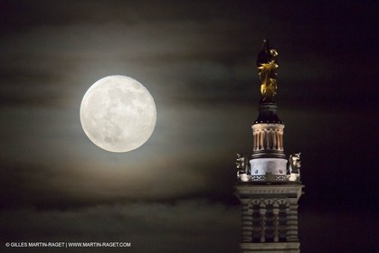 05 06 2012 - Marseille (FRA,13) - Pleine lune à Notre Dame de la Garde vue depuis l'impasse Clerville (7ème)
