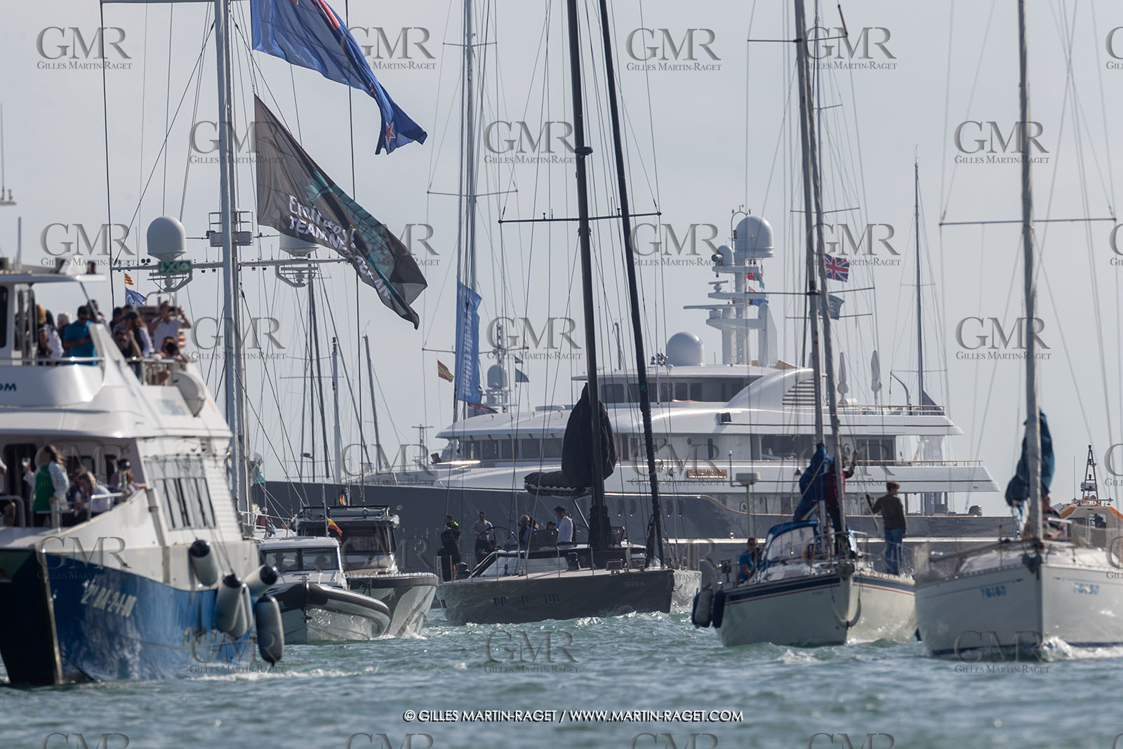 13 10 2024, Barcelona (ESP), Louis Vuitton 37th America's Cup, Final Match, Race Day 2, retour de la flotte des spectateurs dans Port Vell