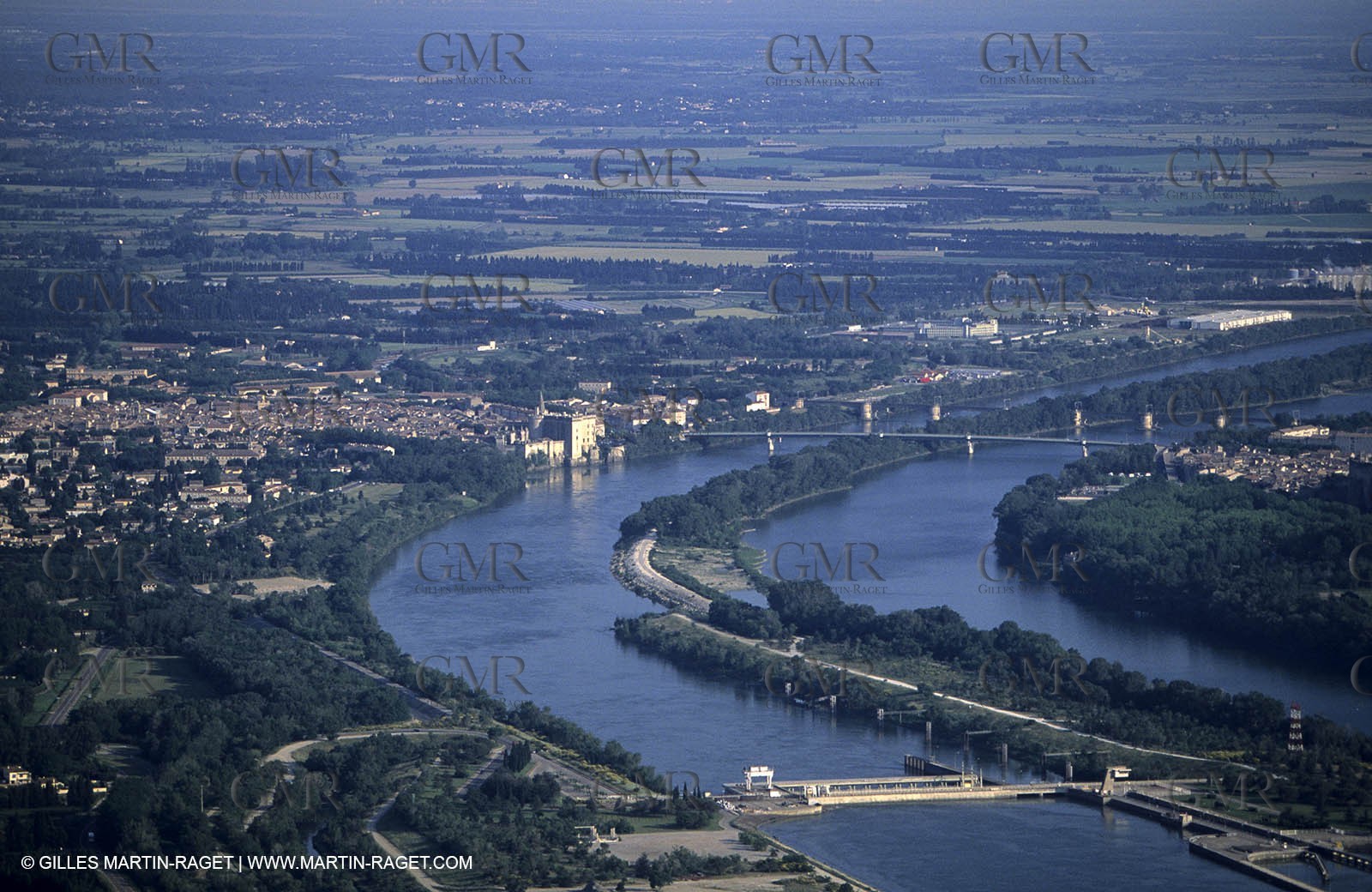 Rhône river, Vallabrègues barrage and Tarascon