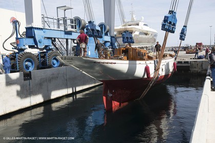 09 04 2013 - La Ciotat (FRA,13) - Chantier Les Charpentiers Réunis Méditerrannée - Mise à l'eau du ketch marconi de 23 m Adria après 9 mois de restauration