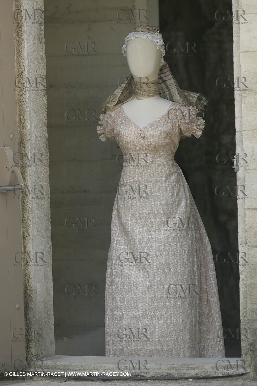 May 2004 - La Tour d'Aigues (FRA, 84) - Old costumes for women of the South exhibition
