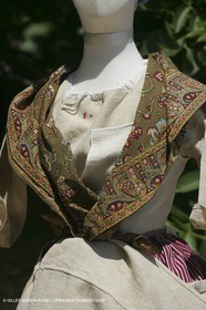 Mai 2004 - La Tour d'Aigues (FRA, 84) Costumes anciens pour l'exposition Femmes du Midi