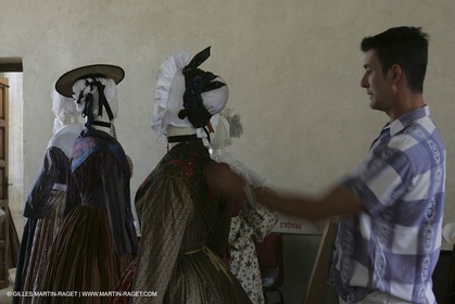Mai 2004 - La Tour d'Aigues (FRA, 84) Costumes anciens pour l'exposition Femmes du Midi