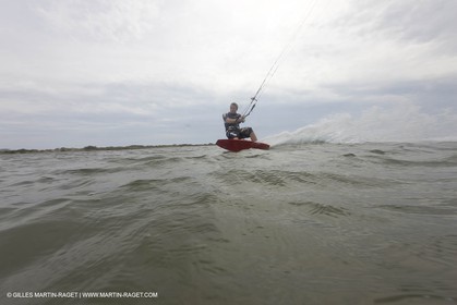 08 05 2008 - Port Saint Louis du Rhône (FRA, 13) - kite surfer Alexandre Caizergues à l'entraînement
