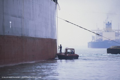 Monde maritime, opérations porturaires, ports, manoeuvres, marine world, harbour operations, maritime shipping,
