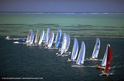 flotte de catamarans au départ-catamarans fleet starting