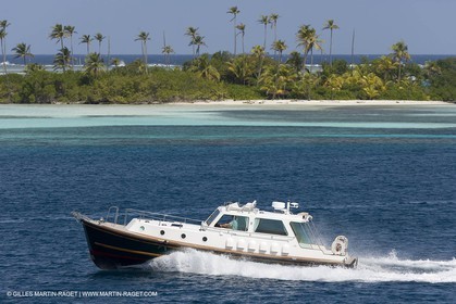 Bateau à Moteur en Route