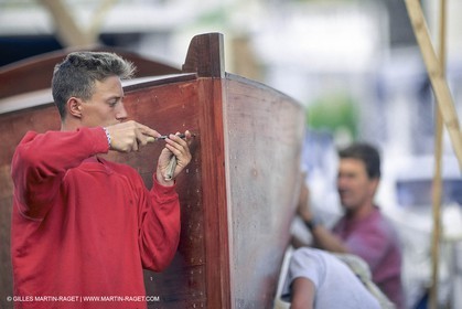 Bateaux à moteur, canots d'époque, Construction de la répolique de Sagitta au chantier Trapani (Cassis, FRA,13)