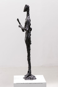 02 05 2023, Paris (FRA), oeuvre de Germaine Richier, Exposition Centre Pompidou 2023,  Le Grain 1955, Bronze patiné foncé, Numéroté 3 6, Fondeur : C. Valsuani, Paris, 145 x 33 x 36 cm, Collection M et Mme Sarti, Paris