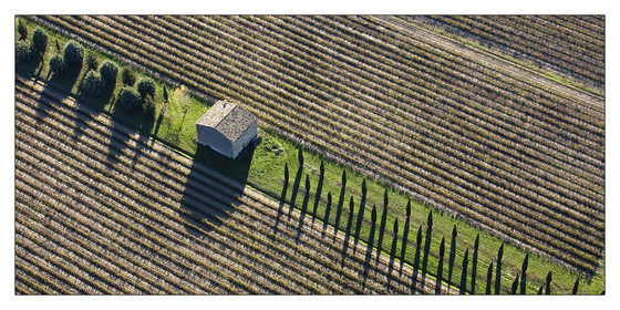 Produit : Tirage photo réalisé par nos soins sur imprimante jet d'encre professionnelle Epson à partir de 8 encres ultrachrome inaltérables (label Digigraphie).Formats au choix : .. 50 x 100 cm. 100 x 200 cmChoix des papiers :. Papier standard brillant 250 gr., filet noir, marge blanche, tirage non signé. Papier haut de gamme satiné 290 gr. filet noir, marge blanche, tirage vérifié et signé par l'auteur.. Autres supports (canvas, acrylique, dibond) sur demandeConditionnement : tube cylindrique renforcé.Options pour l'expédition : . colissimo + dépôt boîte aux lettres (France uniquement). Colissimo avec signature à réception. Transporteur express (2 jours ouvrés) avec signature à réceptionCliquez sur caddie pour sélectionner votre formule et démarrer la procédure de commande en ligne