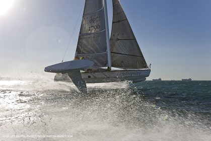 04 07 08 - Port Saint Louis du Rhône - L'Hydroptère à l' entrainement