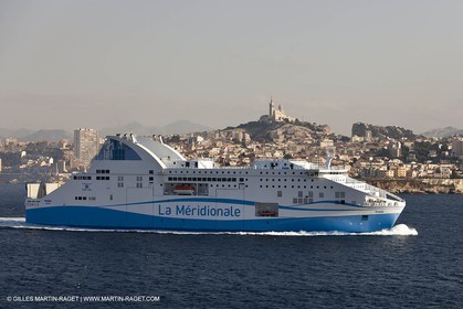 14 01 2012 - Marseille (FRA,13) - Compagnie La Méridionale - le Piana devant Marseille et les Calanques