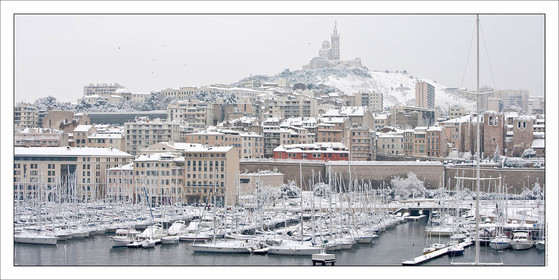 Produit : Tirage photo réalisé par nos soins sur imprimante jet d'encre professionnelle Epson à partir de 8 encres ultrachrome inaltérables (label Digigraphie).Choix des formats :. 50 x 100 cm. 100 x 200 cmChoix des papiers :. Papier standard brillant 250 gr., filet noir, marge blanche, tirage non signé. Papier haut de gamme satiné 290 gr. filet noir, marge blanche, tirage vérifié et signé par l'auteur.. Tirage d’art (Digigraphie) signé, numéroté, tamponné, enregistré sur demande. Autres supports (canvas, acrylique, dibond) sur demandeConditionnement : tube cylindrique renforcé.Options pour l'expédition : . Colissimo + dépôt boîte aux lettres (France uniquement). Colissimo avec signature à réception. Transporteur express (2 jours ouvrés) avec signature à réceptionCliquez sur caddie pour sélectionner votre formule et démarrer la procédure de commande en ligne