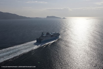 14 01 2012 - Marseille (FRA,13) - Compagnie La Méridionale - le Piana devant Marseille et les Calanques