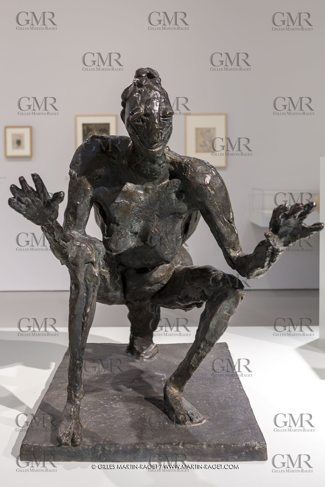 30 10 2023, Montpellier (FRA), oeuvre de Germaine Richier, Exposition Centre Pompidou - Musée Fabre 2023,  La Sauterelle, grande, 1955-1956, Bronze patiné foncé, épreuve d'exposition, Fondeur : Susse, Paris, 137 x 99 x 176 cm, Collection particulière