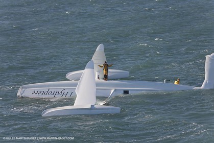 21 12 2008 - Port Saint Louis du Rhône (FRA, 13) - L'Hydroptère peu après son chavirage survenu lors d'une tentative contre le record de vitesse absolu à la voile