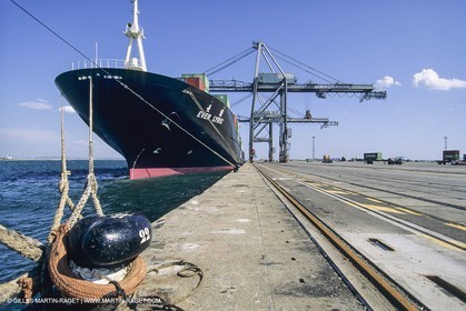 Monde maritime, opérations porturaires, ports, manoeuvres, marine world, harbour operations, maritime shipping,