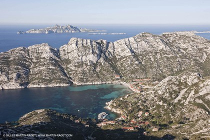 04 04 2009 - Marseille (FRA, 13) - Les Calanques - Marseille as seen from the top of the Baou Rond summit