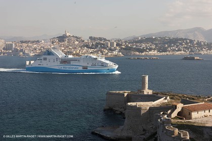 14 01 2012 - Marseille (FRA,13) - Compagnie La Méridionale - le Piana devant Marseille et les Calanques