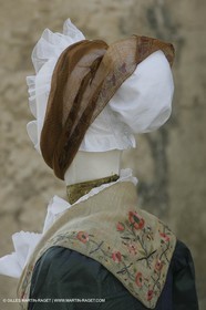 Mai 2004 - La Tour d'Aigues (FRA, 84) Costumes anciens pour l'exposition Femmes du Midi
