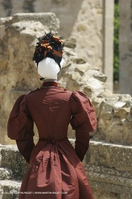 Mai 2004 - La Tour d'Aigues (FRA, 84) Costumes anciens pour l'exposition Femmes du Midi