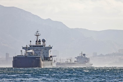 25 10 2010 - Marseille (FRA,13) - Navires au mouillage en raison d'un grève du personnel portuaire