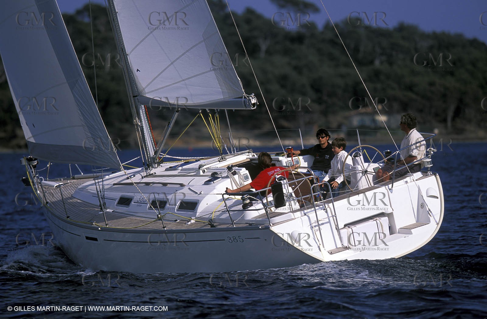Crusing monohull sailing
