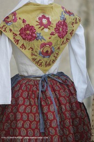 Mai 2004 - La Tour d'Aigues (FRA, 84) Costumes anciens pour l'exposition Femmes du Midi