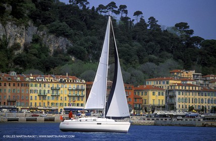 Crusing monohull sailing