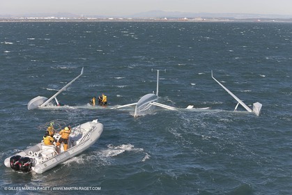 21 12 2008 - Port Saint Louis du Rhône (FRA, 13) - L'Hydroptère peu après son chavirage survenu lors d'une tentative contre le record de vitesse absolu à la voile